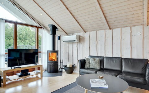 Chermeine - 1.2Km to the Fjord: Piso, Madera, Diseño De Interiores, Suelo, Mueble, Techo, Casa, Sala, Habitación, Suelos De Madera