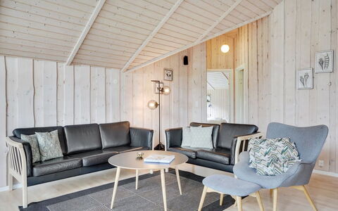 Chermeine - 1.2Km to the Fjord: Madera, Piso, Diseño De Interiores, Mueble, Suelo, Sala, Techo, Casa, Suelos De Madera, Sofá
