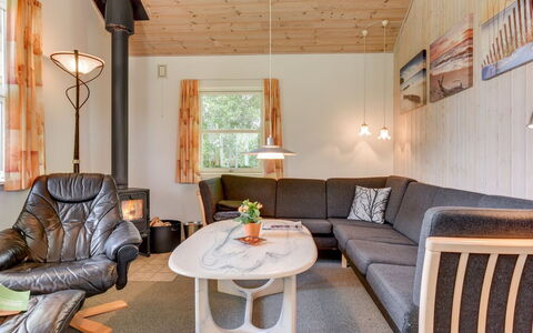 Herlugh - 1Km to the Fjord: Mueble, Madera, Diseño De Interiores, Piso, Suelo, Sala, Techo, Encendiendo, Sofá, Lámpara