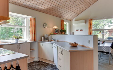 Herlugh - 1Km to the Fjord: Diseño De Interiores, Mostrador, Piso, Mueble, Techo, Cocina, Madera, Gabinetes, Lámpara, Suelo