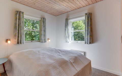 Herlugh - 1Km to the Fjord: Diseño De Interiores, Pared, Habitación, Techo, Madera, Cama, Suelo, Piso, Sábana, Lecho