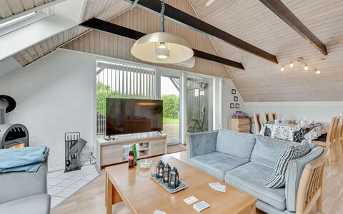 Earline - 900M to the Fjord: Diseño De Interiores, Madera, Techo, Mueble, Piso, Sofá, Casa, Sala, Encendiendo, Habitación