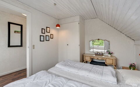 Earline - 900M to the Fjord: Mueble, Pared, Diseño De Interiores, Habitación, Cama, Madera, Techo, Suelo, Piso, Sábana