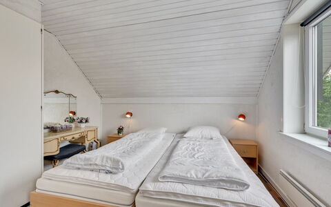 Earline - 900M to the Fjord: Madera, Habitación, Techo, Cama, Diseño De Interiores, Marco De La Cama, Lecho, Suelo, Sábana, Habitación