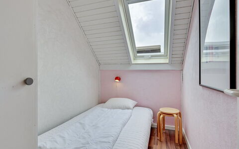 Earline - 900M to the Fjord: Pared, Habitación, Suelo, Cama, Piso, Diseño De Interiores, Sábana, Techo, Lecho, Linos