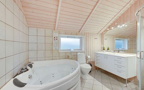 Clarina - 800M to the Fjord: Arreglo De Tubería, Techo, Diseño De Interiores, Piso, Suelo, Plomería, Casa, Grifo, Habitación, Baño
