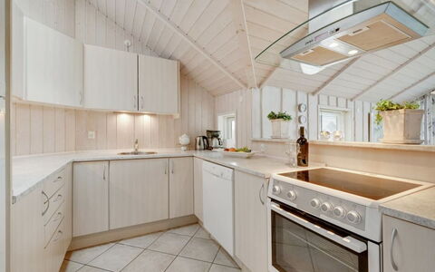 Clarina - 800M to the Fjord: Cocina, Diseño De Interiores, Madera, Piso, Techo, Mostrador, Aparato De Cocina, Suelo, Gabinetes, Mueble