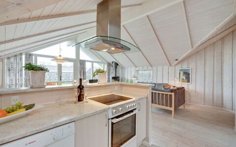 Clarina - 800M to the Fjord: Madera, Piso, Techo, Diseño De Interiores, Cocina, Suelo, Mueble, Lámpara, Mostrador, Casa