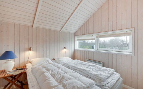 Clarina - 800M to the Fjord: Madera, Habitación, Techo, Casa, Lecho, Cama, Sábana, Madera Dura, Tablón, Manchas De Madera
