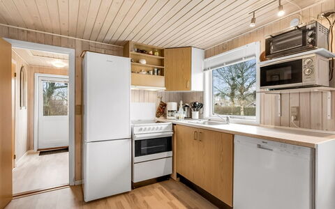 Hoghni - 850M to the Fjord: Madera, Piso, Cocina, Electrodoméstico, Aparato De Cocina, Mostrador, Diseño De Interiores, Suelo, Techo, Gabinetes