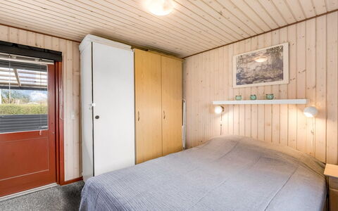 Hoghni - 850M to the Fjord: Madera, Suelo, Habitación, Piso, Diseño De Interiores, Cama, Techo, Sábana, Marco De La Cama, Manchas De Madera