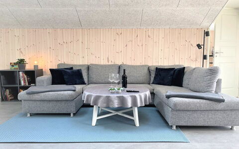 Gustaf - 400M to the Fjord: Mueble, Suelo, Sala, Suelos De Madera, Sofá, Silla, Madera Dura, Mesa De Café, Brazo