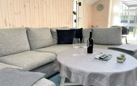 Gustaf - 400M to the Fjord: Mueble, Sala, Sofá, Amortiguar, Almohada, Mesa De Café, Planta De Casa, Linos, Brazo