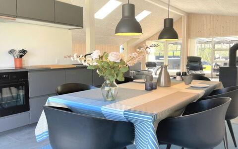 Gustaf - 400M to the Fjord: Mueble, Diseño De Interiores, Silla, Piso, Lámpara, Cocina Y Comedor Mesa, Madera, Mesa, Comedor, Suelo