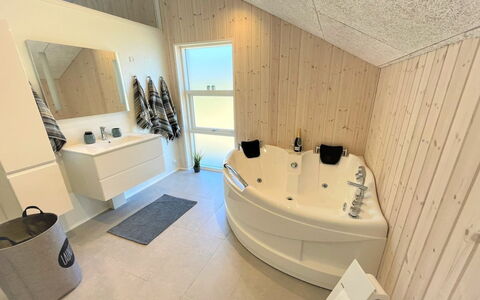 Gustaf - 400M to the Fjord: Piso, Suelo, Diseño De Interiores, Arreglo De Tubería, Plomería, Bañera, Techo, Baño, Suelos De Madera, Diseño