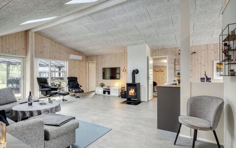 Gustaf - 400M to the Fjord: Madera, Diseño De Interiores, Techo, Mueble, Piso, Sala, Suelo, Habitación, Casa, Sofá