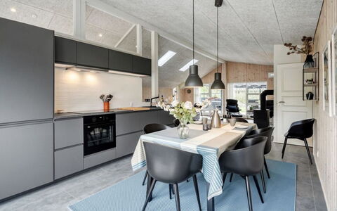 Gustaf - 400M to the Fjord: Diseño De Interiores, Cocina, Techo, Piso, Mueble, Lámpara, Cocina Y Comedor Mesa, Encendiendo, Suelo, Mostrador