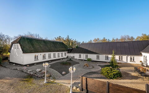 Fintan - 2Km to the Fjord: Mueble, Madera, Diseño De Interiores, Piso, Suelo, Silla, Habitación, Techo, Sala, Departamento