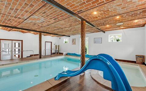 Fintan - 2Km to the Fjord: Piso, Suelo, Techo, Diseño De Interiores, Piscina, Manchas De Madera, Recurso, Madera Dura, Diseño, Barniz