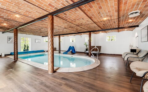 Fintan - 2Km to the Fjord: Piso, Suelo, Madera, Diseño De Interiores, Techo, Mueble, Suelos De Madera, Recurso, Piscina, Manchas De Madera
