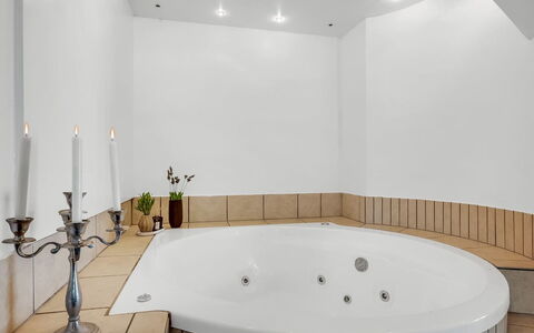 Fintan - 2Km to the Fjord: Diseño De Interiores, Bañera, Pared, Arreglo De Tubería, Baño, Piso, Suelo, Techo, Encendiendo, Plomería