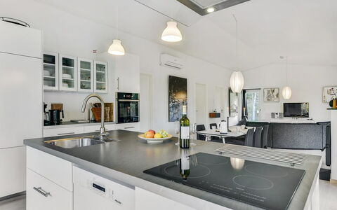 Elfriede - 400M to the Fjord: Cocina, Mostrador, Diseño De Interiores, Mueble, Aparato De Cocina, Gabinetes, Piso, Lámpara, Techo, Electrodoméstico