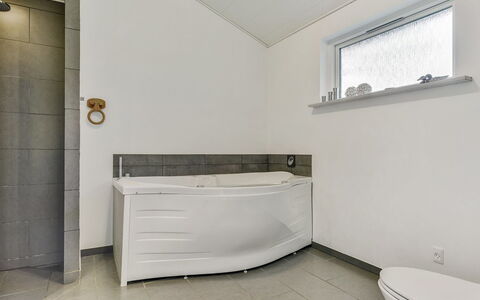 Elfriede - 400M to the Fjord: Piso, Suelo, Diseño De Interiores, Arreglo De Tubería, Bañera, Plomería, Techo, Material Compuesto, Baño, Habitación
