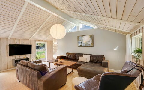 Sæby 670: Diseño De Interiores, Piso, Mueble, Madera, Sofá, Suelo, Techo, Suelos De Madera, Sala, Casa