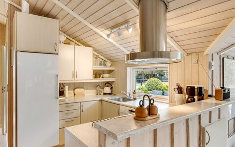 Sæby 670: Cocina, Mostrador, Diseño De Interiores, Piso, Madera, Techo, Aparato De Cocina, Lámpara, Gabinetes, Mueble