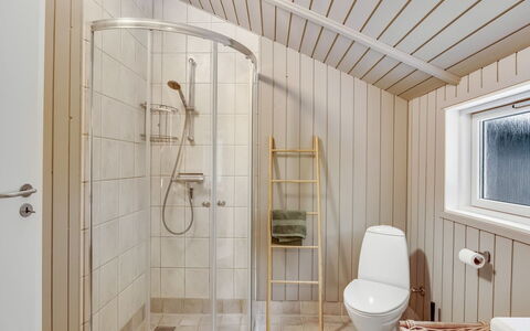 Sæby 670: Piso, Madera, Arreglo De Tubería, Suelo, Diseño De Interiores, Baño, Baño, Techo, Plomería, Habitación