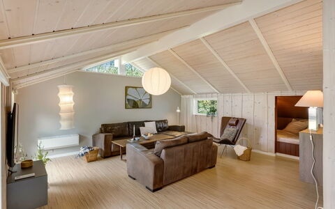 Sæby 670: Diseño De Interiores, Piso, Suelo, Suelos De Madera, Mueble, Madera, Techo, Suelo Laminado, Sala, Sofá