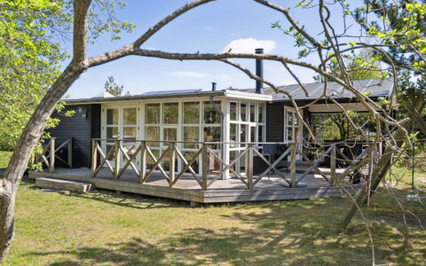 Olof - 100M from the Sea: Techo, Casa, Puerta, Cabaña, Sombra, Vía Muerta, Yarda, Inmuebles, Patio Interior