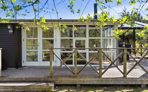 Olof - 100M from the Sea: Techo, Casa, Puerta, Cabaña, Sombra, Vía Muerta, Yarda, Inmuebles, Patio Interior