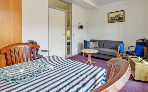 Herman - 22Km from the Sea: Edificio, Casa, Ventana, Casa, Techo, Barrio Residencial, Arbusto, Cabaña, El Terreno Del Lote