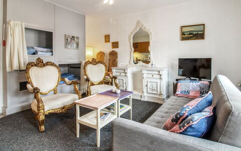 Ahvo - 22Km from the Sea: Mueble, Diseño De Interiores, Piso, Suelo, Habitación, Sofá, Sala, Techo, Marco, Encendiendo