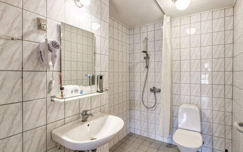 Ahvo - 22Km from the Sea: Pared, Diseño De Interiores, Piso, Suelo, Arreglo De Tubería, Habitación, Baño, Plomería, Lavabo Del Baño, Lavabo