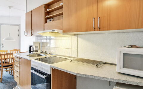 Ahvo - 22Km from the Sea: Piso, Diseño De Interiores, Cocina, Mostrador, Aparato De Cocina, Suelo, Mueble, Electrodoméstico, Madera, Gabinetes