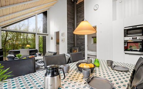 Ketilbiorn - 1.2Km to the Fjord: Diseño De Interiores, Techo, Casa, Silla, Cocina Y Comedor Mesa, Cabaña, Planta De Casa, Sala, Lámpara, Madera Dura