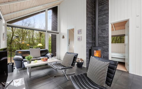 Ketilbiorn - 1.2Km to the Fjord: Diseño De Interiores, Madera, Mueble, Sala, Techo, Casa, Piso, Sofá, Suelo, Habitación