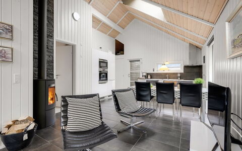 Ketilbiorn - 1.2Km to the Fjord: Diseño De Interiores, Piso, Madera, Techo, Suelo, Casa, Sala, Mueble, Habitación, Sofá