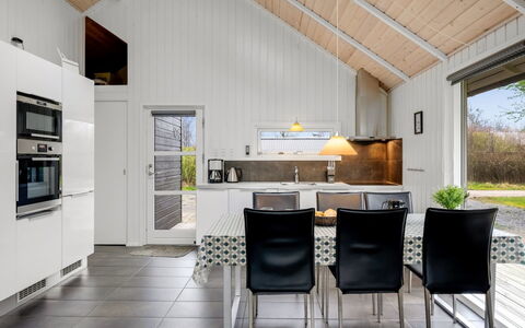Ketilbiorn - 1.2Km to the Fjord: Techo, Madera, Cocina, Diseño De Interiores, Piso, Mostrador, Suelo, Lámpara, Casa, Habitación