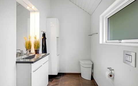 Ketilbiorn - 1.2Km to the Fjord: Piso, Arreglo De Tubería, Diseño De Interiores, Suelo, Lavabo, Techo, Baño, Grifo, Plomería, Baño