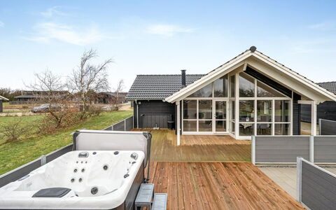 Gertrude - 1.1Km to the Fjord: Cubierta, Diseño, Madera Dura, Invierno, Piscina, La Luz Del Día, Tablón, Cuarto De Troncos, Estructura Al Aire Libre, Vía Muerta