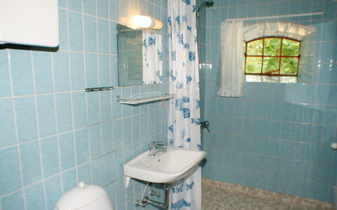 Beatha - 25Km to the Fjord: Baño, Arreglo De Tubería, Lavabo Del Baño, Piso, Diseño De Interiores, Suelo, Lavabo, Plomería, Grifo, Loseta