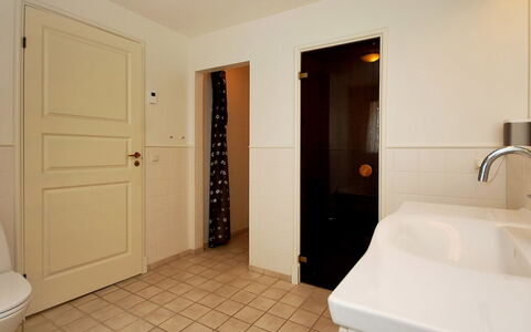 Alita - 1.2Km from the Sea: Piso, Suelo, Arreglo De Tubería, Baño, Pared, Diseño De Interiores, Techo, Grifo, Plomería, Lavabo Del Baño
