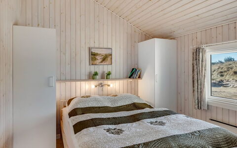 Matias - 150M from the Sea: Madera, Habitación, Techo, Diseño De Interiores, Cama, Suelo, Piso, Habitación, Sábana, Lecho