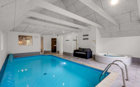 Dorris - 4.3Km from the Sea: Mueble, Diseño De Interiores, Piso, Madera, Suelo, Techo, Suelos De Madera, Silla, Mesa, Encendiendo