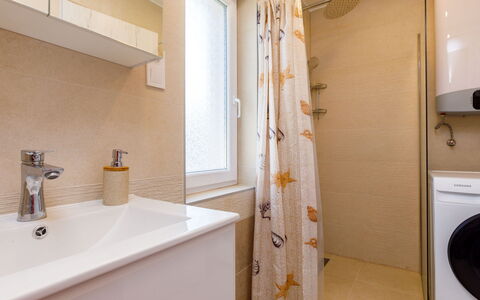 Honey: Cielo, Agua, Propiedad, Silla, Sombra, Madera, Diseño De Interiores, Cuerpo De Agua, Suelo, Mueble Para Exteriores