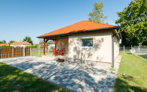 Honey: Cielo, Propiedad, Planta, Edificio, Árbol, Sombra, El Terreno Del Lote, Puerta, Casa, Ventana