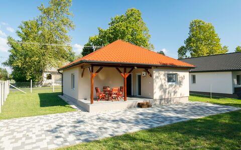Honey: Cielo, Planta, Edificio, Ventana, Árbol, Puerta, Sombra, Casa, Hierba, Cabaña